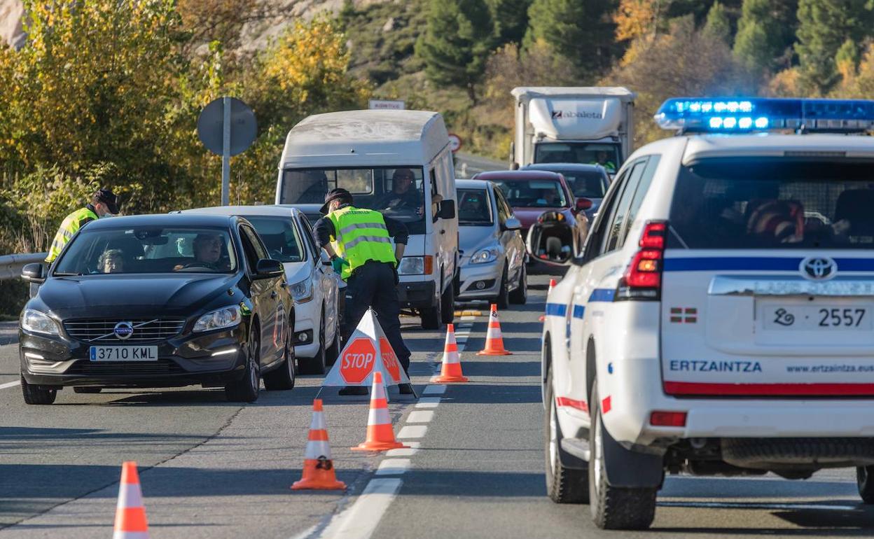 La Ertzaintza controló ayer el tránsito de vehículos hacia La Rioja. 