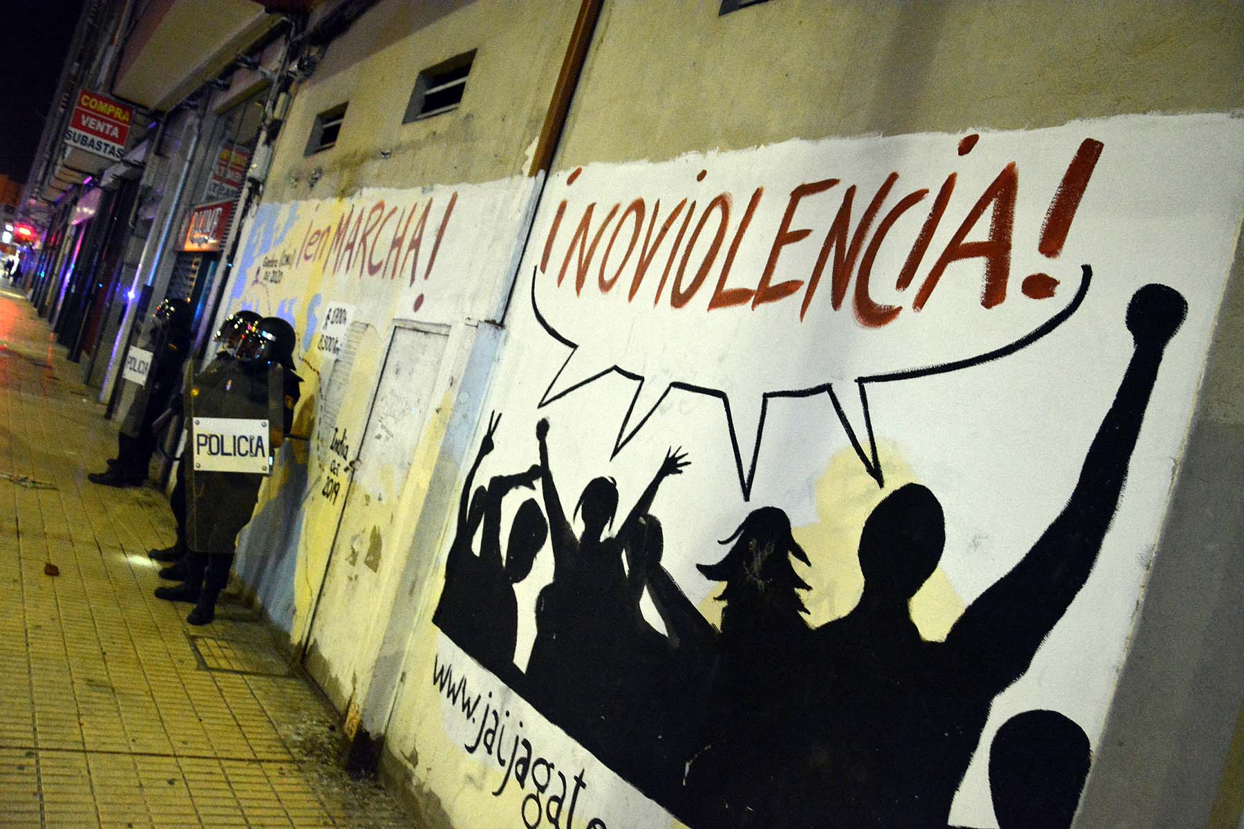 Fotos: La concentración contra las medidas anticovid acaba en batalla campal en Gamonal