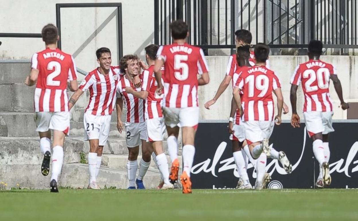 Los jugadores del Bilbao Athletic celebran uno de los tantos.
