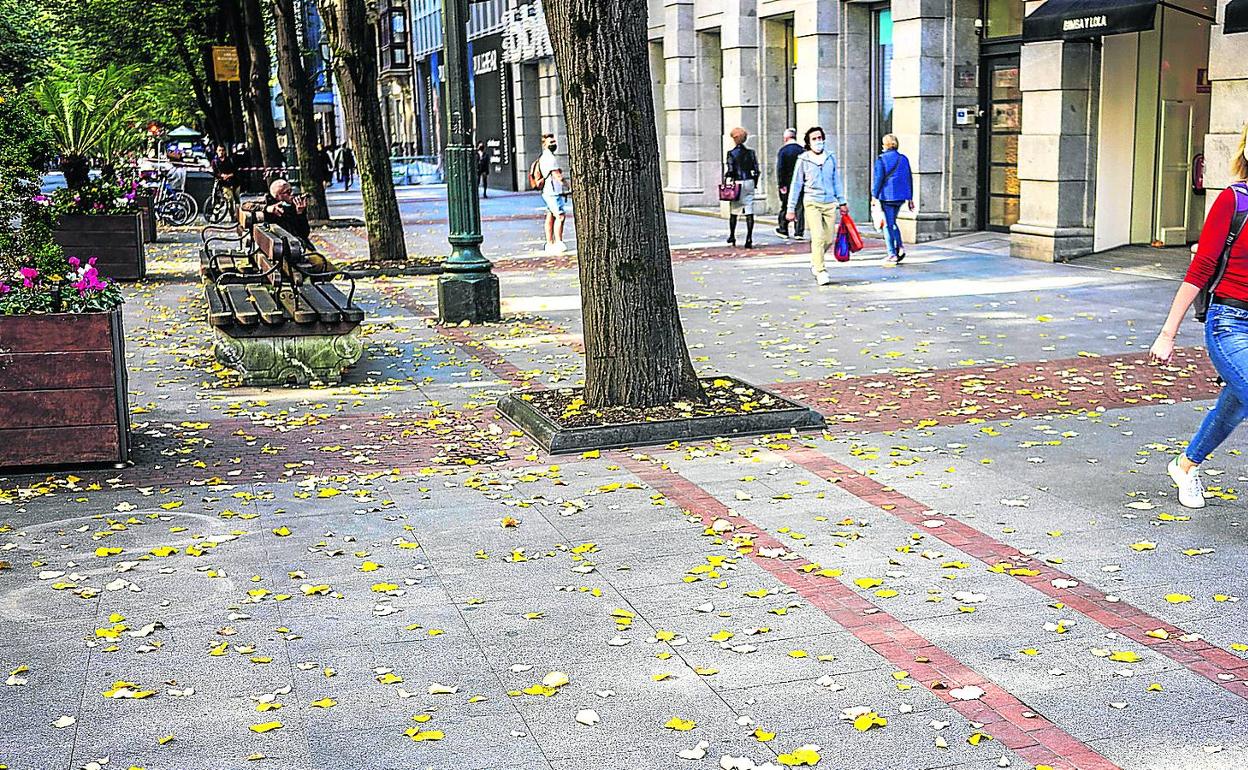 Vista de la zona comercial de Abando, donde esta semana ha sido visible el descenso de gente en las tiendas. 