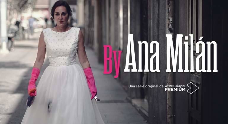 'BY ANA MILÁN', 8 de noviembre en Atresplayer. Tras erigirse como uno de los fenómenos del pasado confinamiento con sus vídeos en redes sociales, la actriz Ana Milán protagoniza esta comedia basada en sus anécdotas personales, entre realidad y ficción. Una Ana Milán que está en su mejor momento, a punto de casarse con el amor de su vida y rodar una película, ve como todo se va al traste.