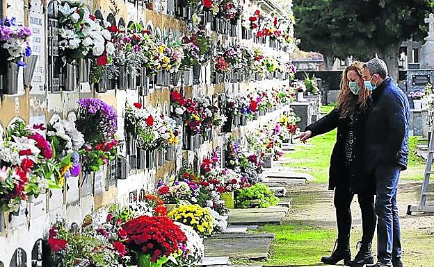 Las flores no faltaron en sus tumbas.