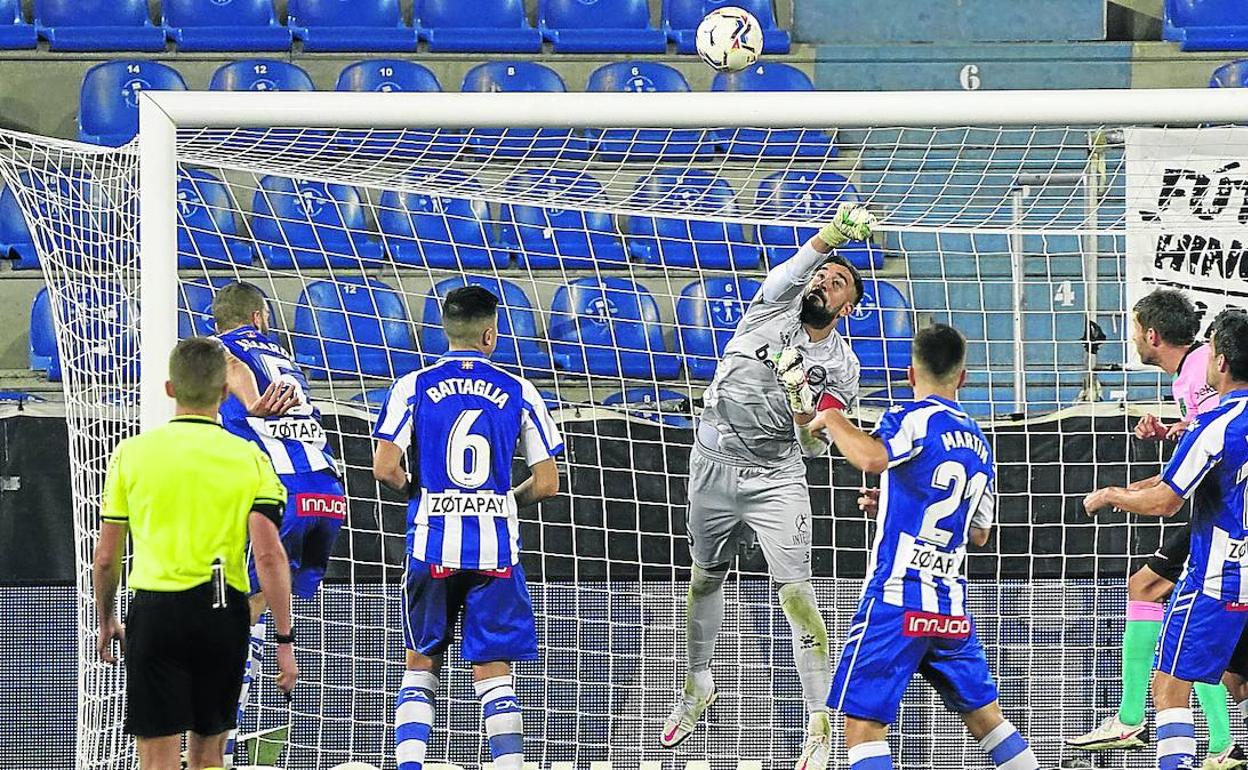 Pacheco despeja de puños uno de los muchos envíos que el Barcelona lanzó sobre su meta durante la segunda mitad.