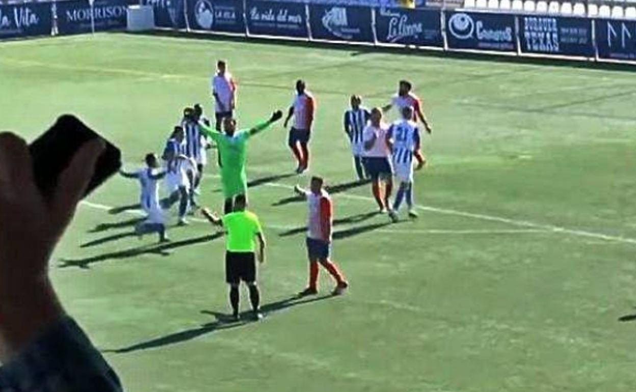 El portero celebra el gol del empate.