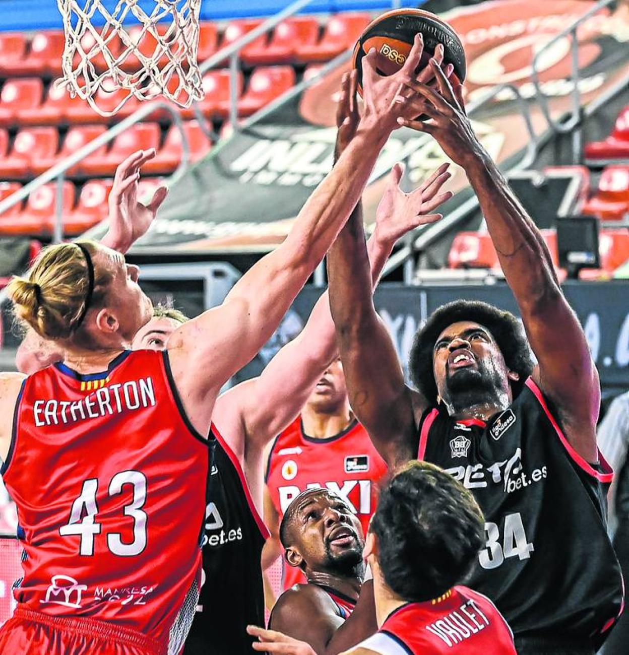 Jones lucha con Ertherton por un balón en el partido del sábado. 