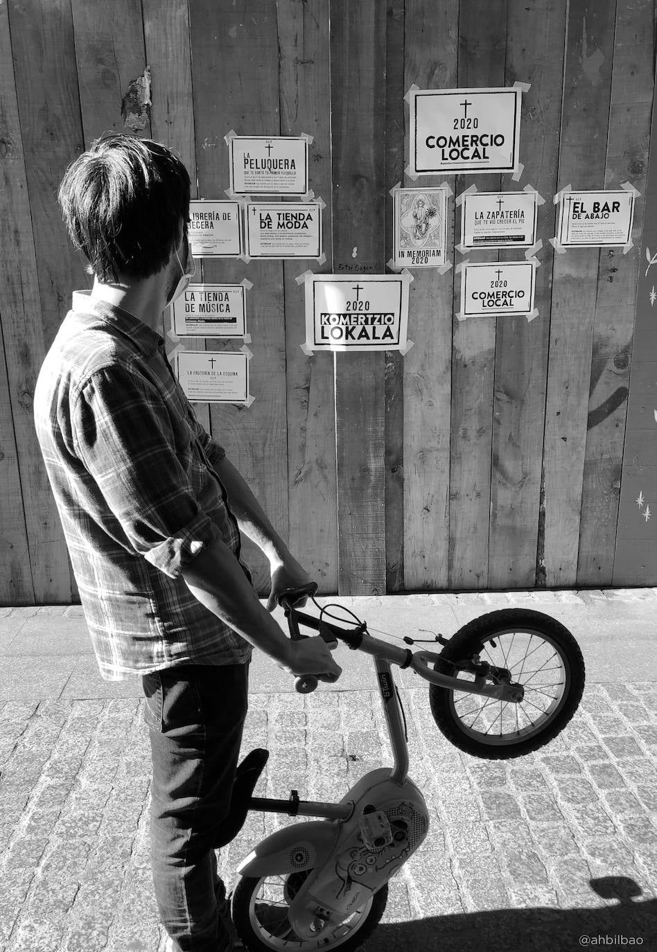 Fotos: Esquelas y coronas de flores: una tienda del Casco Viejo recrea el cementerio del comercio local