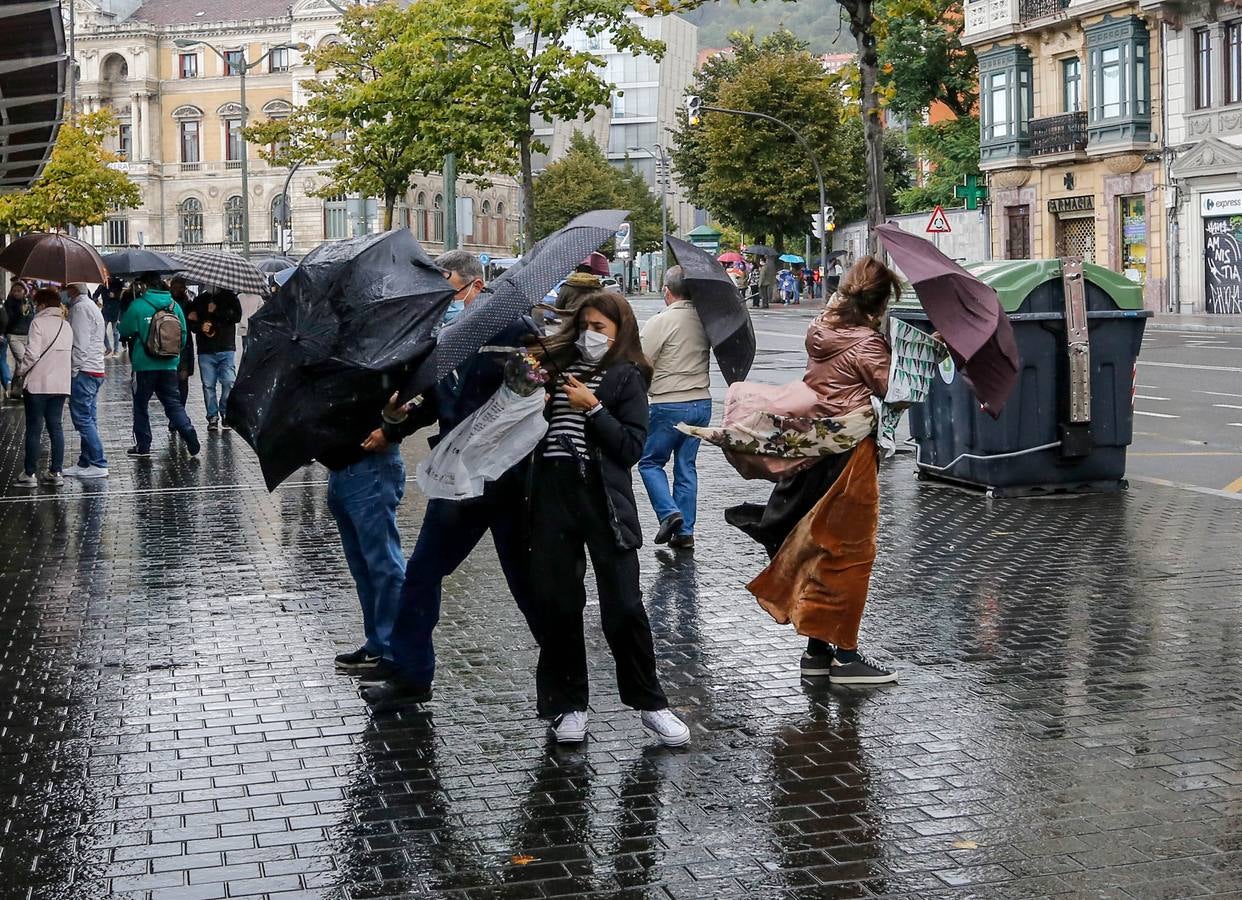 Las temperaturas caen 7 grados en 20 minutos por el viento, que ha alcanzado los 92 km/h en Punta Galea