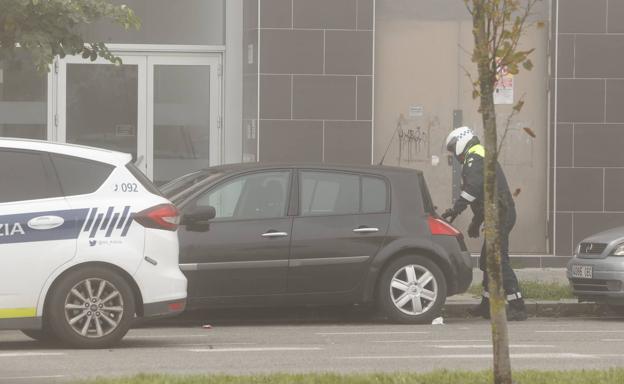 un policía local inspecciona el coche particular del ahora interno en la cárcel de Zaballa. 