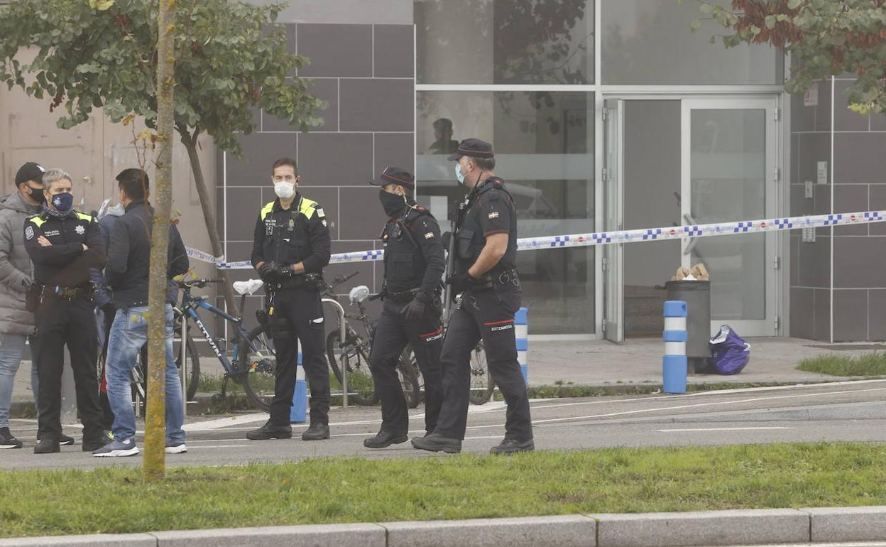 Ertzainas y policías locales, durante el operativo de búsqueda de Jesús G. en Salburua. 