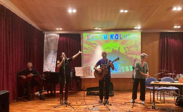 Kantu Kolore presenta tres canciones de su último disco, «Esna Zaitez» 