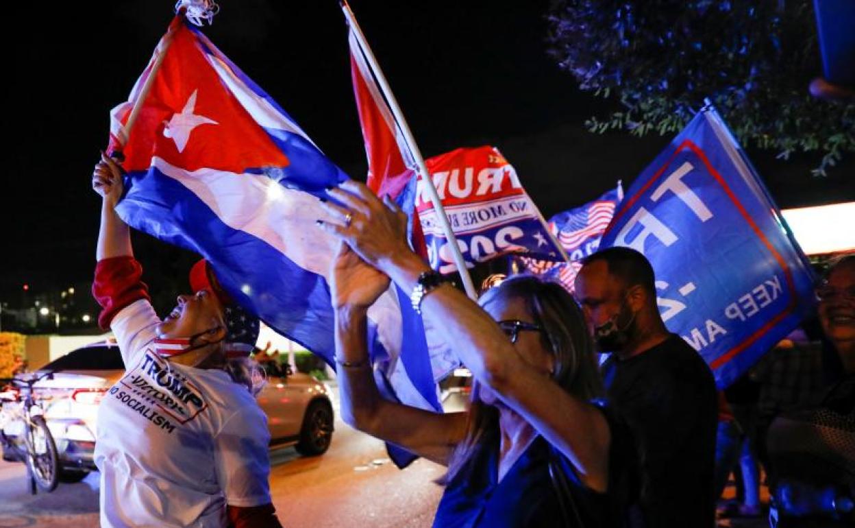 Hispanos celebran el triunfo de Trump en Florida.