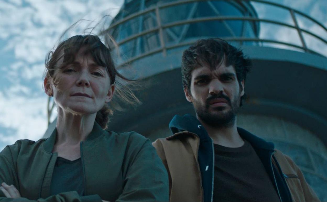 Nagore Aranburuk eta Eneko Sagardoyk Nerea Garcia inspektorearen eta Alex herriko agentearen pertsonaiak interpretatuko dituzte.