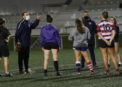 Imagen secundaria 1 - Eneko Carlón, abajo, dando instrucciones a las suyas. 