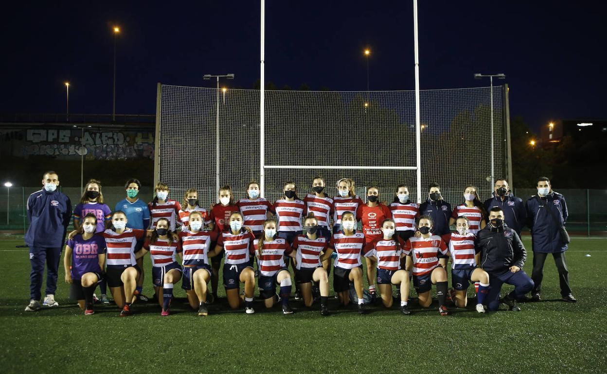 Las jugadoras preparadas antes de dar inicio a un entrenamiento en Rekalde. 