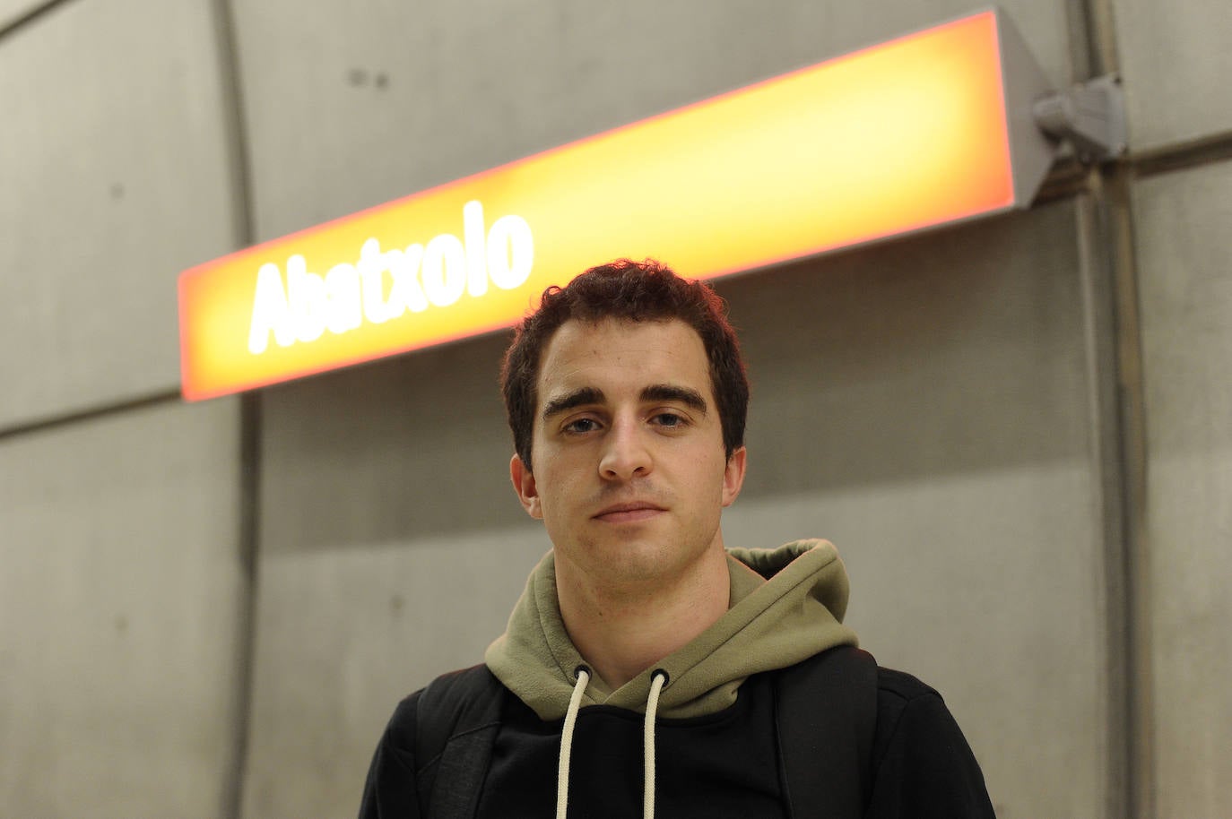 "La distribución de los asientos del metro es mejorable. Veo que van 16 'marqueses' sentados y, el resto, viajamos apretujados en lo que sobra de vagón. Mi madre me ha contado que, cuando no había metro, tenía que ir hasta la estación de Renfe y esperar unos quince minutos. En horas punta viene muchísima gente y es muy difícil mantener una distancia de seguridad. Yo procuro no tocar nada y apretar los botones de la puerta protegiéndome los dedos con la manga de la chaqueta". 