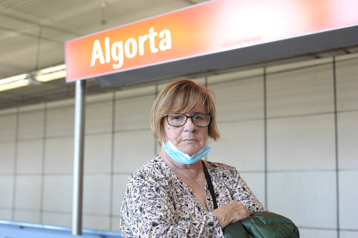"Antes, cuando se podía fumar, aprovechaba para echar un cigarro en la estación hasta que aparecía el metro. Prefieron las estaciones abiertas a las subterráneas, pero en ésta hace una corriente de narices. Y a veces lo paso mal para salir, porque si va muy lleno no se abren huecos y no te dejan salir". 