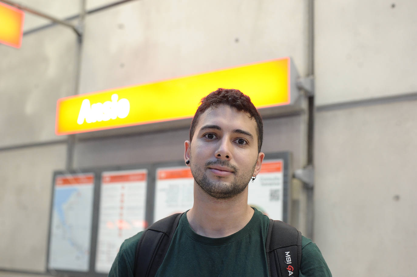 "Yo soy de esos antisociales que siempre lleva cascos cuando va en el metro. Valoro la facilidad que proporciona y el hecho de no tener que esperar apenas para coger un tren. Es fantástico que esté los viernes y sábados noche. De pequeño lo cogía con mi familia para venir al Parque Infantil de Navidad (PIN), tengo ese recuerdo del metro. De más mayor, para ir a la discoteca Anaconda, que ahora es un supermercado, creo". 