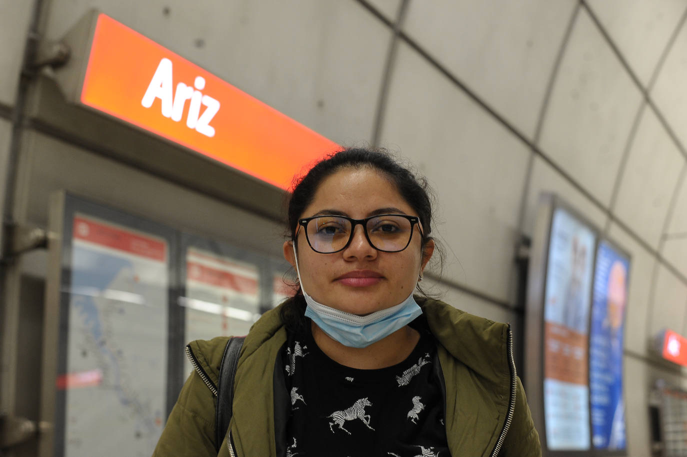 "Recientemente he comprado el bono mensual, porque entro a trabajar a las cinco de la mañana y salgo a las diez y, aunque vengo desde Lemona a Santutxu, todos los días me arreglo con el tren y con el metro. En el tren me toca esperar quince minutos entre uno y otro y, los fines de semana, media hora, nada que ver con  el suburbano que, además, es siempre muy puntual. Para mí eso es muy importante, la puntualidad. En más de una ocasión me he puesto a platicar con la gente con la que coincido, sobre todo los domingos, cuando acudo a misa en Erandio, en la Iglesia Evangélica Betel. Hoy he venido a recoger unas cosas a Ariz. En mi país natal, Hondura, no hay metro y los autobuses son más pequeños que los que circulan aquí". 