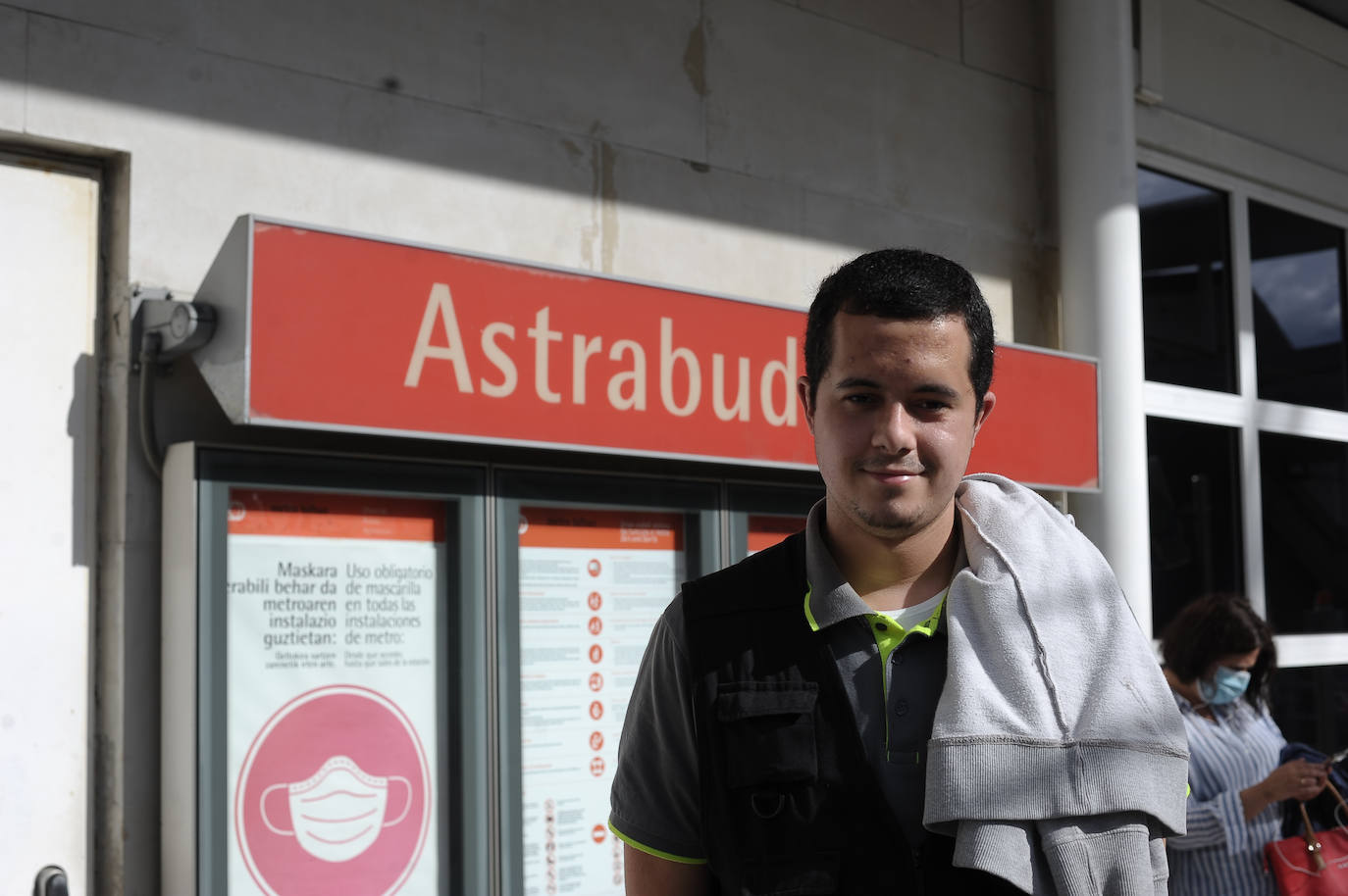 "El metro es una de las alternativas más ecológicas para los desplazamientos, ayuda a utilizar menos el coche. Lo uso desde niño. Las instalaciones son buenas, aunque algunas estaciones están desérticas". 