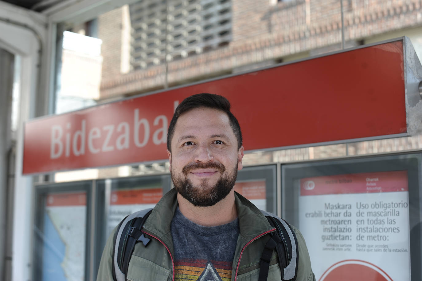 "Soy educador social en la Asociación Bizitegi y voy a trabajar todos los días a Otxarkoaga en la línea 3. El metro nos ha proporcionado libertad de movimiento y calidad de vida y la posibilidad de prepararnos para el impacto medioambiental. El transporte público es imprescindible para una sociedad desarrollada". 