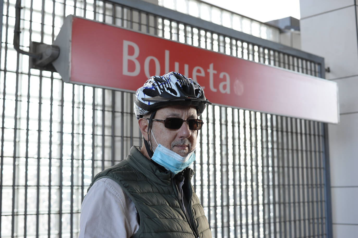 "Conozco los metros de media Europa y algunos dan miedo, pero no es el caso de éste. Yo me cojo la bici para hacer el trasbordo en Etxebarri y luego, a Basauri, así me evito subir la cuesta". 