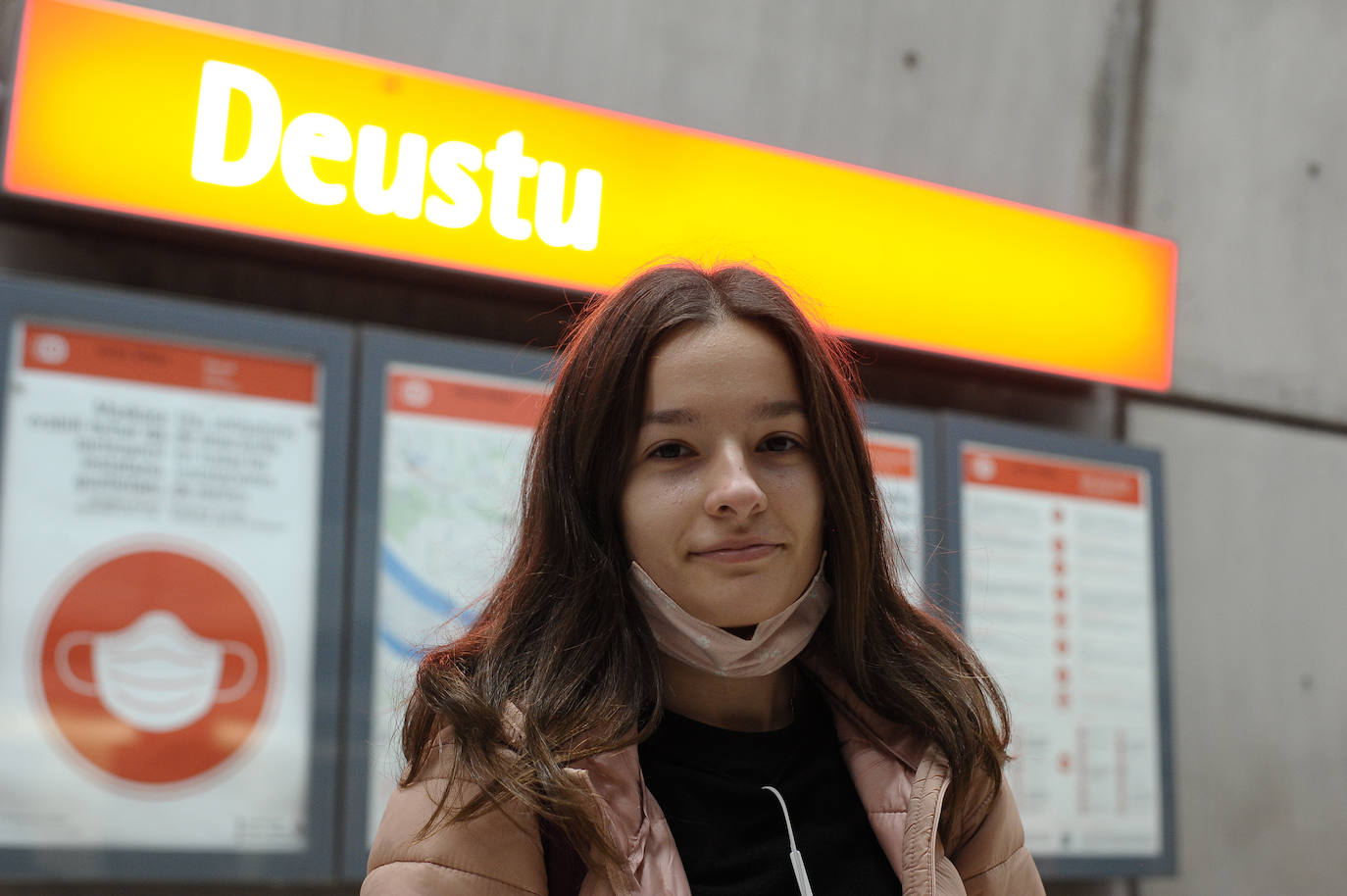 "He visto en Twitter que el metro cumple 25 años, mucho me parece. Tengo coche y a veces lo uso para venir a la Universidad, pero es una odisea aparcar, así que casi siempre lo descarto. Si puedo, procuro cogerlo sobre las doce y evitar los metros de las dos de la tarde, que van muy llenos". 