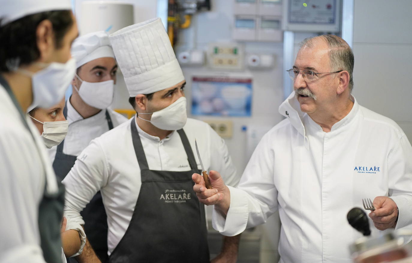 Subijana conversa con algunos miembros de su equipo.