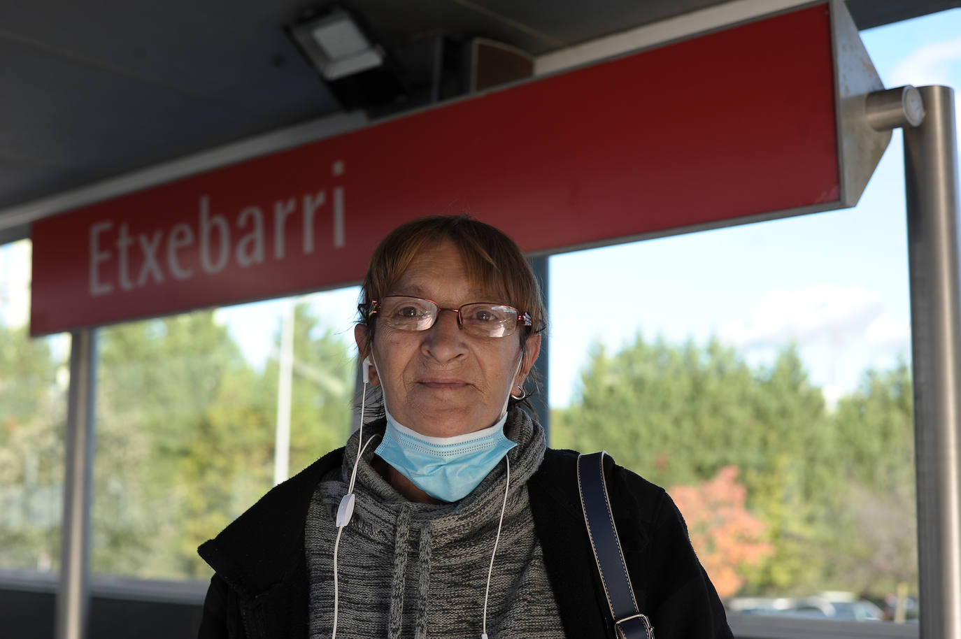 "Llevo tanto tiempo yendo en metro a todos los lados que ya no sé ir en autobús. Es como el medallón que te pones todos los días por costumbre, eso es el metro para mí. Para mí es funcional, certero, te lleva adonde quieras y lo tienes en la puerta de casa. Cuando el metro muere aquí, en Etxebarri, si te quedas dormido te despierta la megafonía diciendo 'abandonen la unidad'. Me acuerdo de cuando usábamos el 'creditrans', mi madre lo llamaba "el tris-tras". 