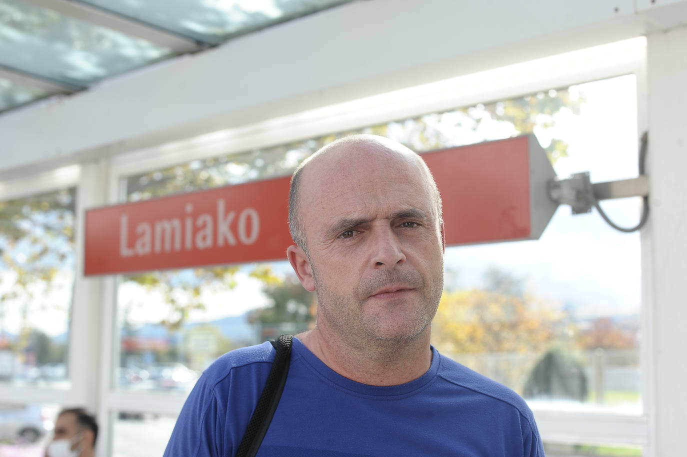 "Trabajo en Unilever Foods y, como mi turno empieza a las seis menos cuarto de la mañana y a esa hora no hay metro, o me traen en coche o vengo en bici, depende de la época del año. Me gustaría que arrancara antes la jornada en el metro, para poder cogerlo a esa hora. También me gustaría que pusieran baños en algunas estaciones y que la frecuencia tuviera menos fallos. Esta es una estación tranquila, pero no van a soterrar el metro y me parece un error, teniendo en cuenta que parte al barrio en dos". 