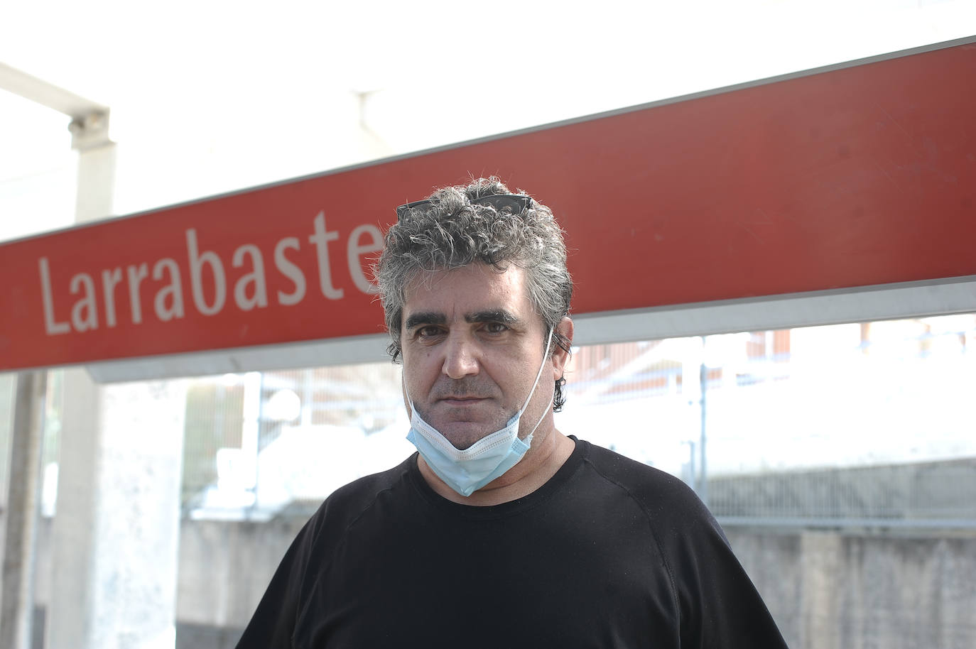 "He sido guardagujas y también he levantado y bajado barreras. Mi padre fue maquinista y mi hermano trabajó en el taller de Euskotren. Entonces se cobraba poco, pero permitían dar trabajo a los familiares de los empleados". 