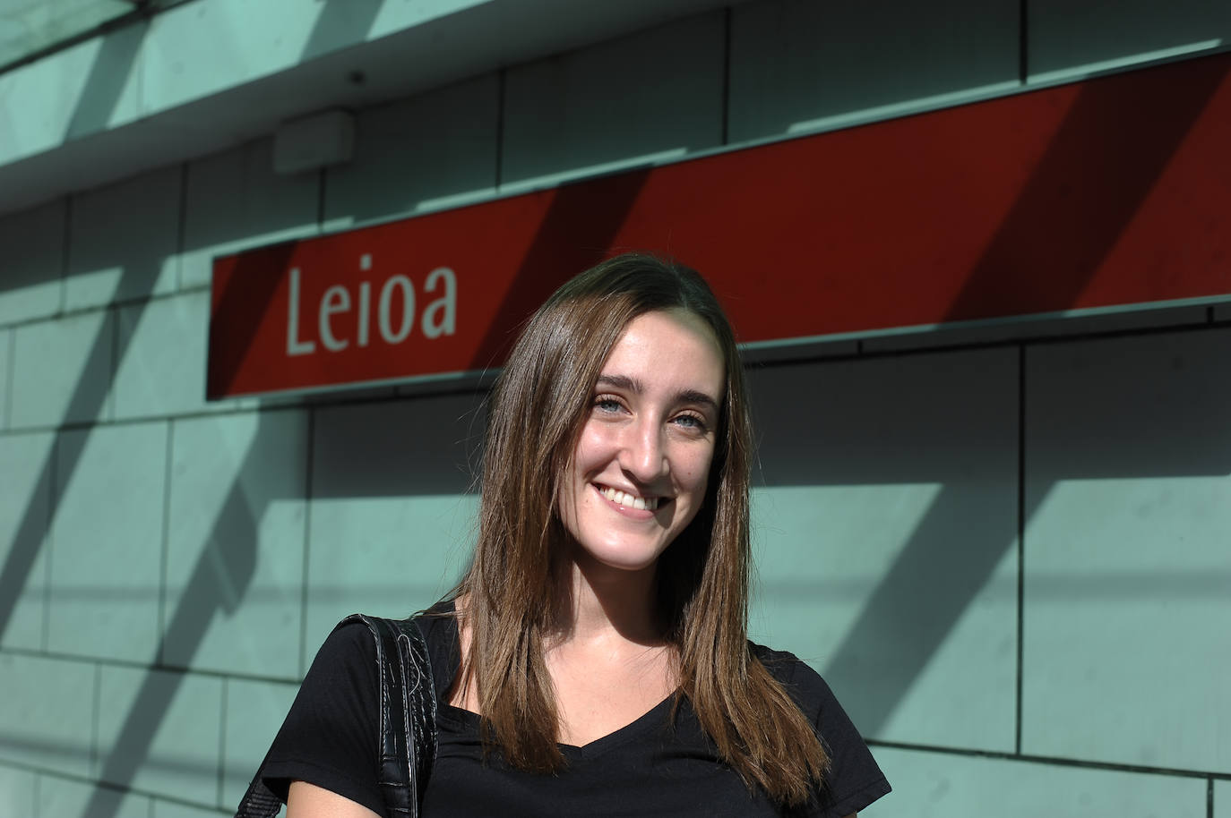 "En casa hicimos cuentas y vimos que el billete anual con viajes ilimitados era la mejor opción. Son 270 y pico euros. Generalmente hago dos viajes al día, a veces alguno más. Los fines de semana también lo utilizo por la noche para desplazarme. No he conocido a nadie en el metro, no es como en las películas. Me gustaría que arreglaran el muro que hay de camino al metro en Leioa, porque es muy bajo y me parece peligroso". 