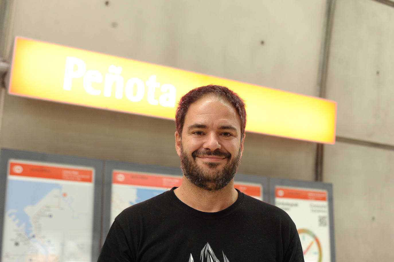 "La frecuencia en los días festivos tendría que mejorar, aunque supongo que a todo el mundo le gusta tener fiesta, a los empleados del metro también. Lo que pasa es que no te acuerdas y, cuando bajas a la estación y ves la cantidad de minutos que hay que esperar, te lamentas. Conozco metros de otras ciudades que son más efectivos y resolutivos. Como el de Praga, que tarda menos en las estaciones y donde las escaleras soy muy empinadas y van a toda leche. Tiene tres líneas y también va por la superficie, no es tan distinto del de Bilbao". 