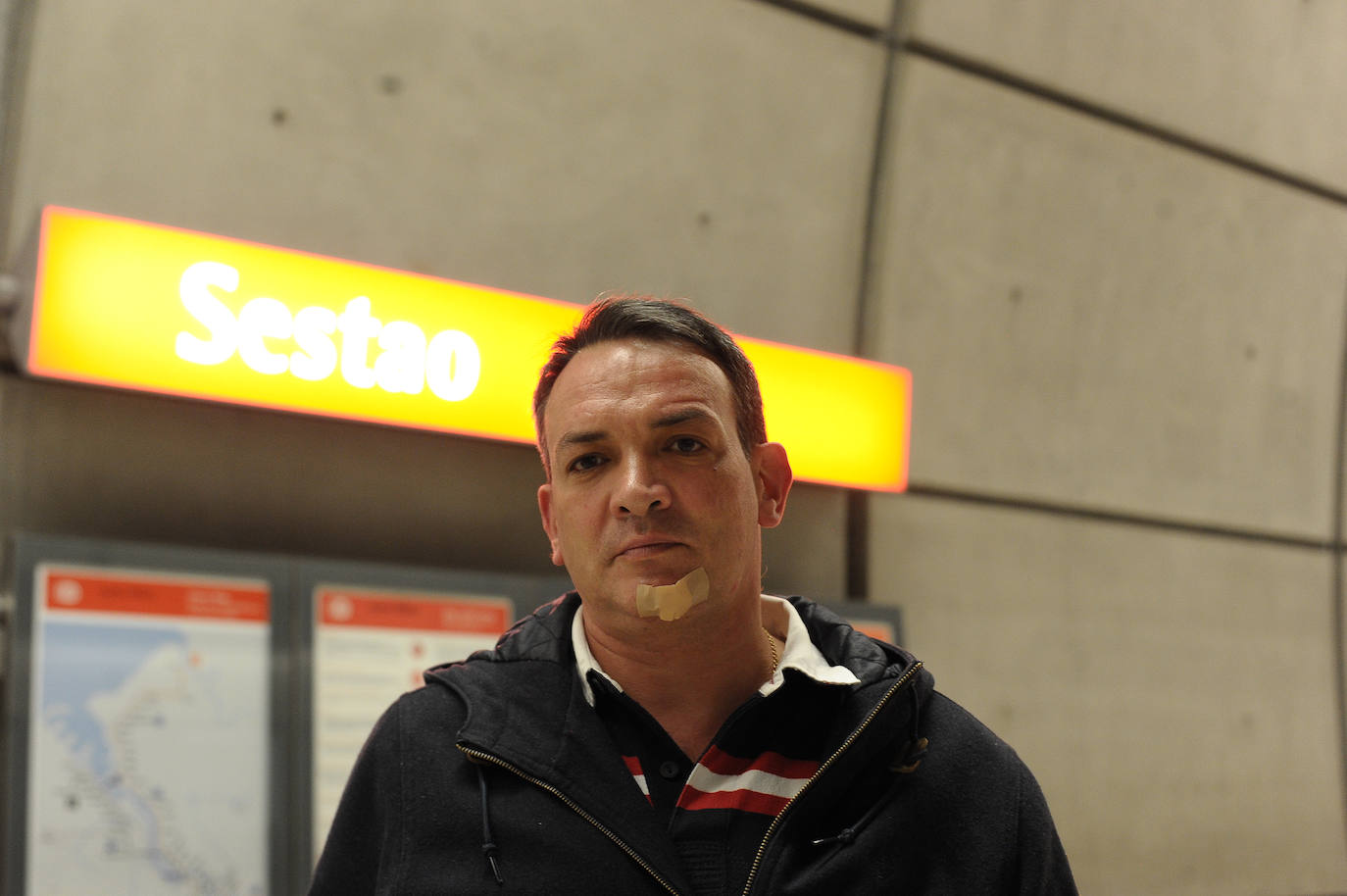 "Vengo de un cursillo de Lanbide y he cogido el metro porque se me ha estropeado la moto. Al menos aquí no tengo que aguantar el intenso viento que hay por Rontegi". 