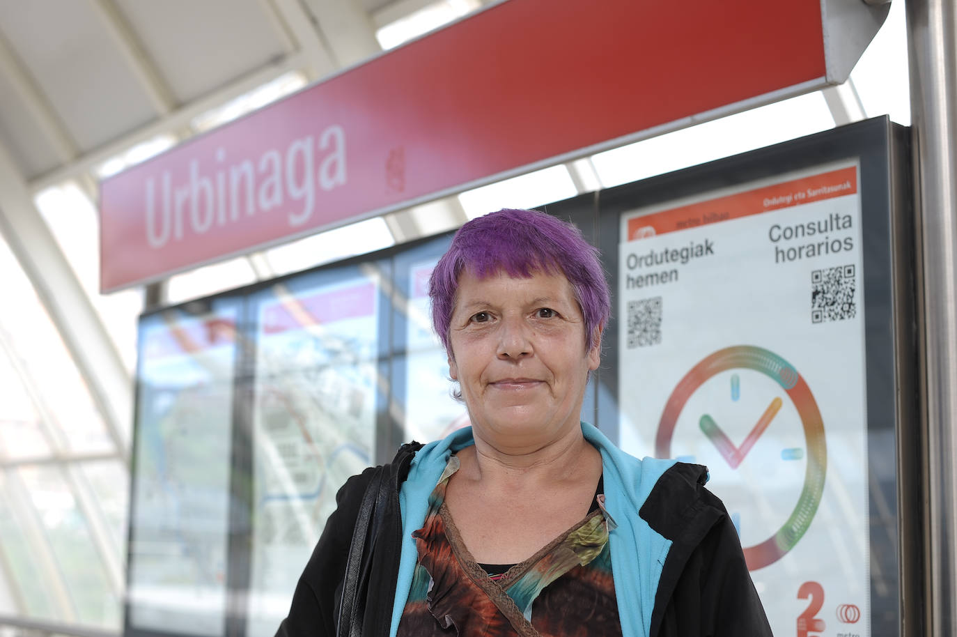 "Es una bendición y yo que soy de Barakaldo estaba loca por que llegara el metro hasta Kabiezes, donde estuve viviendo un tiempo. Esta parada es muy sucia, los bancos que están a la intemperie acumulan mucho polvo y no te puedes sentar. En las taquillas es difícil encontrar a alguien, cuando en la estación de Portugalete he visto que están mañana y tarde. Cojo el de las seis y veinte de la mañana y viene abarrotado de gente, aunque de siete a ocho aún hay más". 