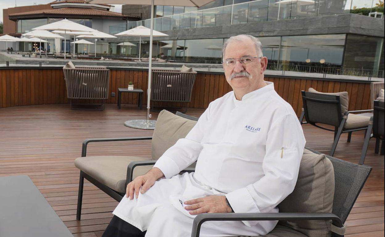 Pedro Subijana posa en la terraza de su restaurante en Igeldo.