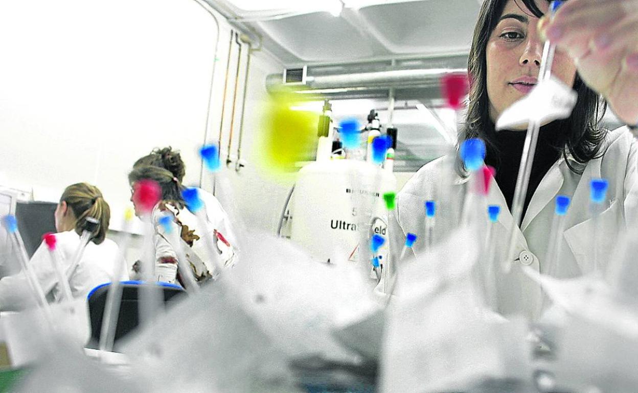 Investigadoras en un laboratorio de la Universidad 