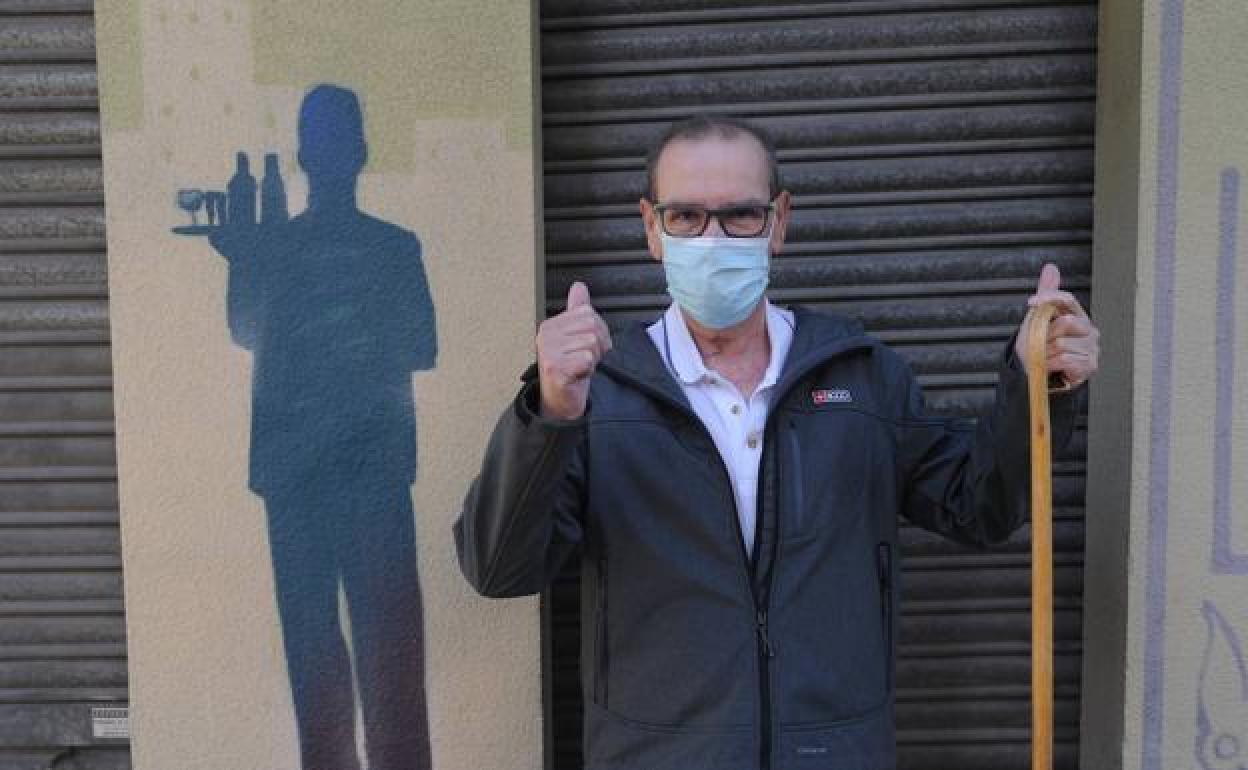 Santiago posa frente a su bar, que espera poder volver a abrir cuando termine su rehabilitación. 