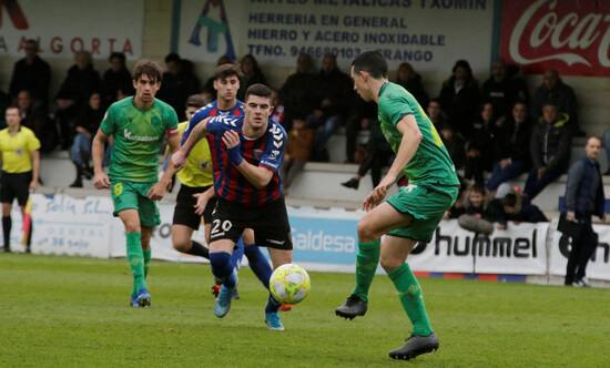 Lance del partido entre el Leioa y la Real Sociedad B 