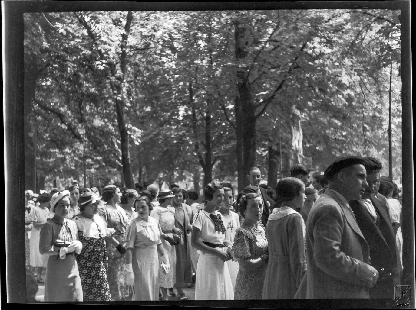 Mujeres y hombres paseando por el parque de La Florida el día de la fiesta de la Virgen Blanca. 5 de agosto de 1935