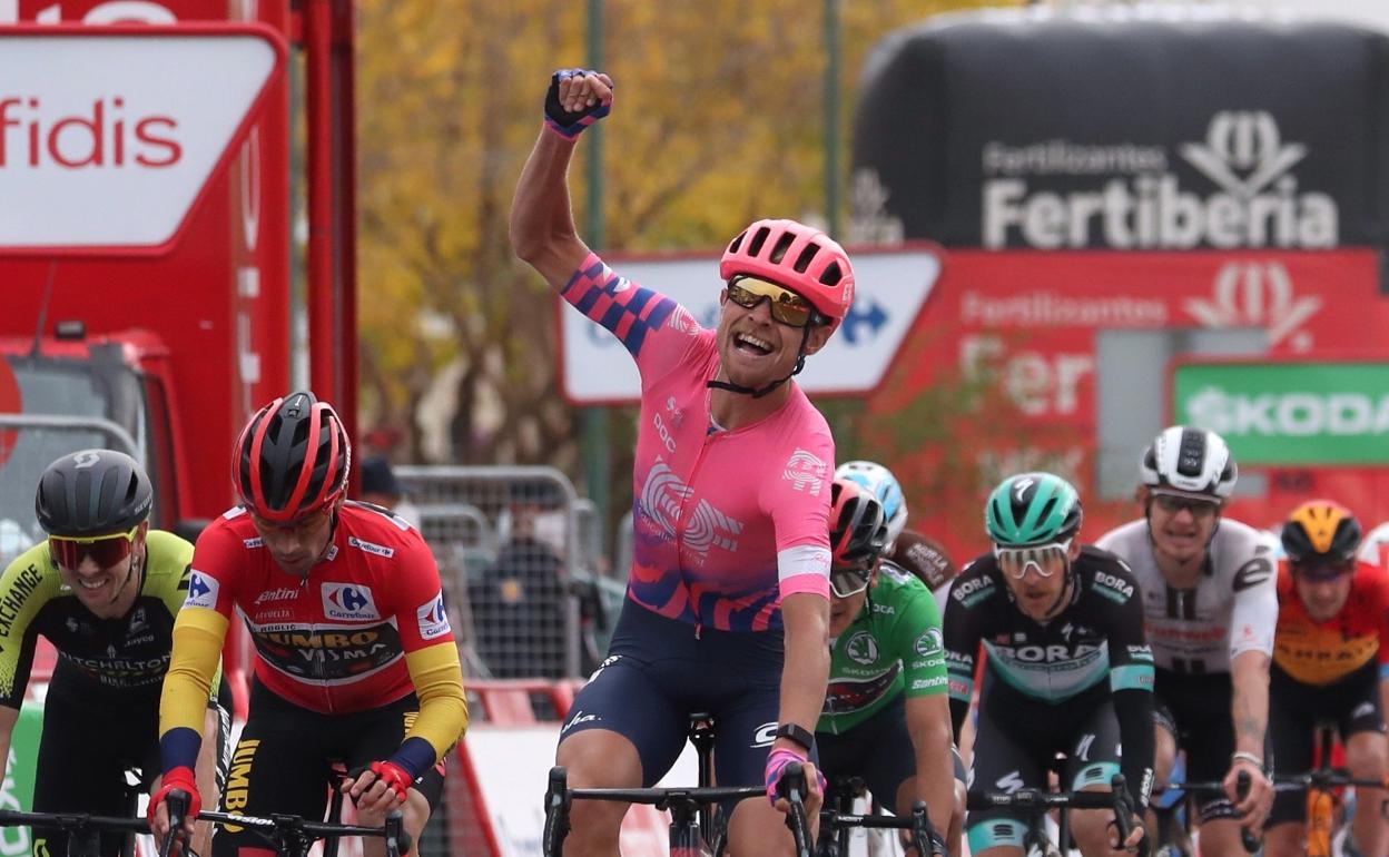 Cort Nielsen celebra el triunfo por delante de Roglic, segundo en Ciudad Rodrigo. 