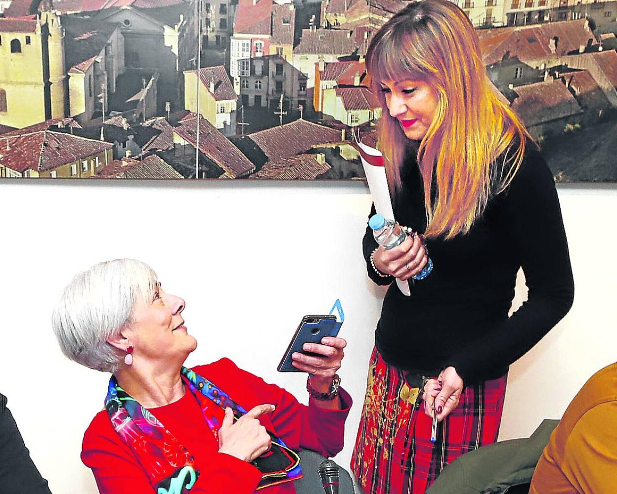 Matilde Fernández, junto a la alcaldesa, Aitana Hernando, en un pleno de antes de la pandemia.