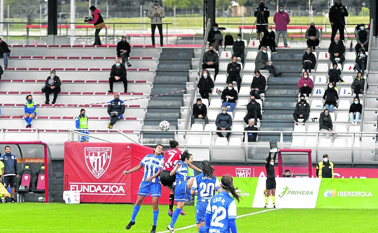 Imagen del partido del Athletic femenino contra el Deportivo Abanca en Lezama, con aficionados en la grada.