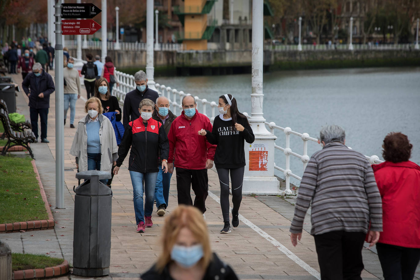 Fotos: Supermercados llenos, &#039;running&#039; con mascarilla y sin poteo antes de comer