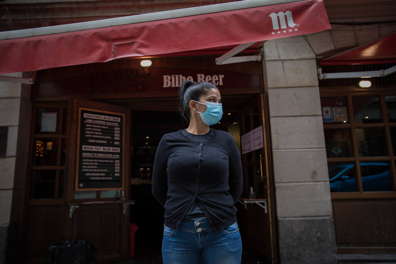 Fotos: Supermercados llenos, &#039;running&#039; con mascarilla y sin poteo antes de comer