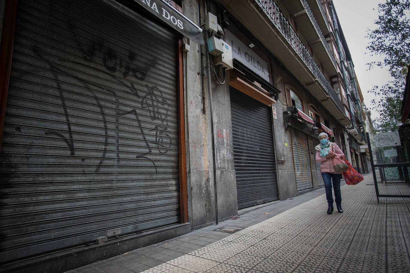 Fotos: Supermercados llenos, &#039;running&#039; con mascarilla y sin poteo antes de comer