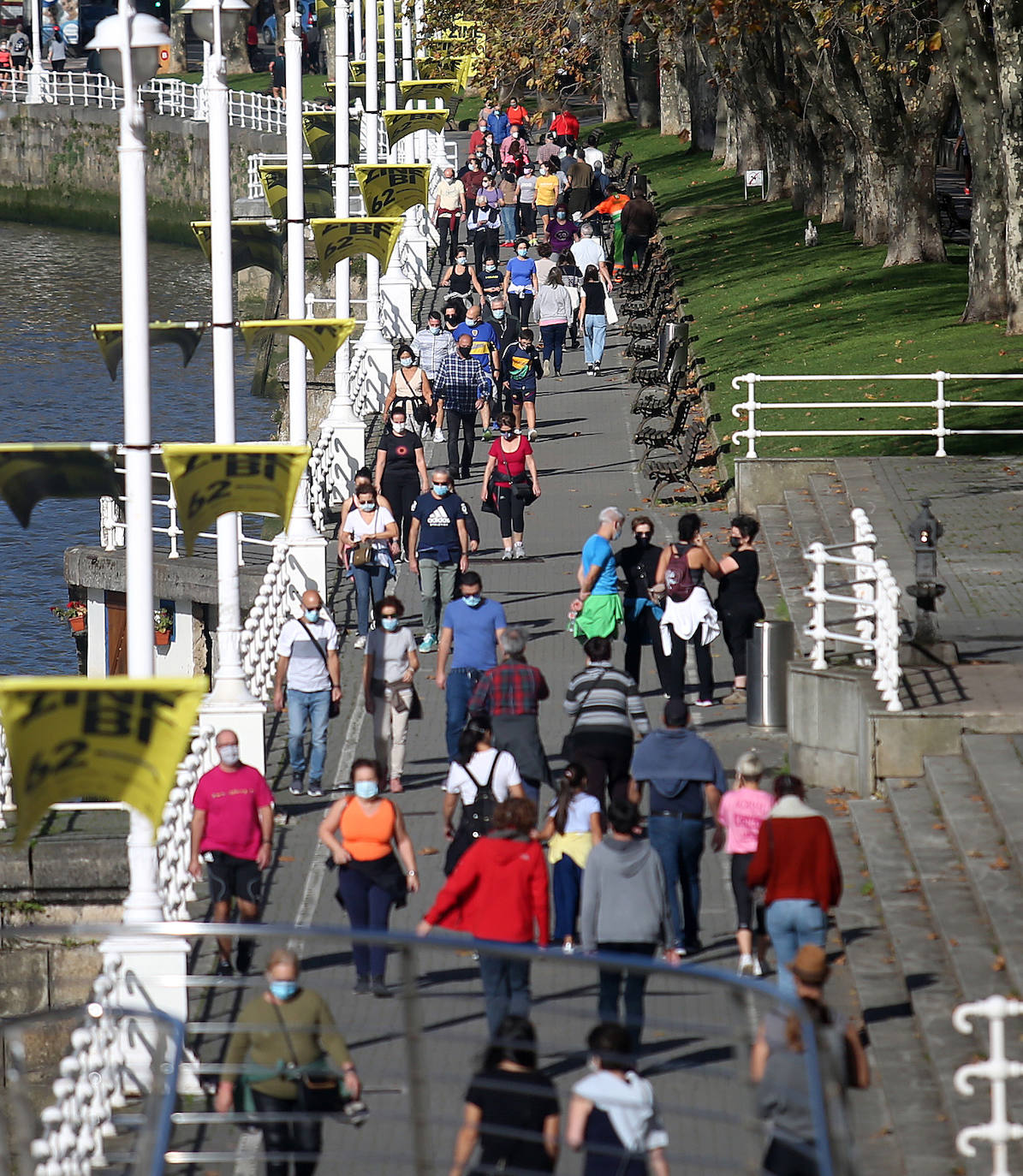 El paseo junto a la ría se ha llenado de bilbaínos. 