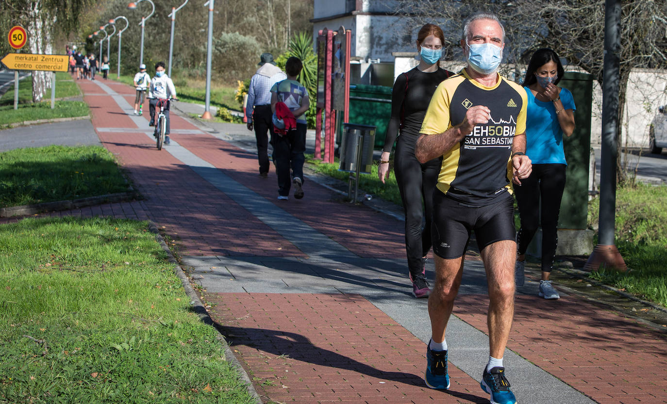 Los aficionados al 'runnig' también con mascarilla. 