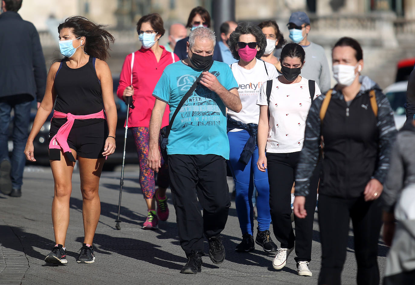 La buena temperatura de hoy ha animado a salir a pasear.