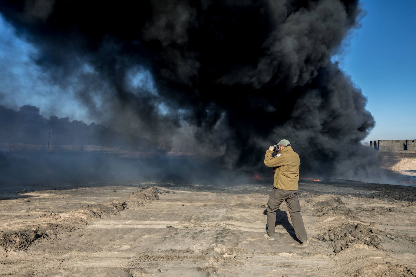 En 2016 viajó a Qayyarah (Irak) para documentar la tragedia de los civiles tras el incendio de varios pozos de petróleo por parte del Estado Islámico.