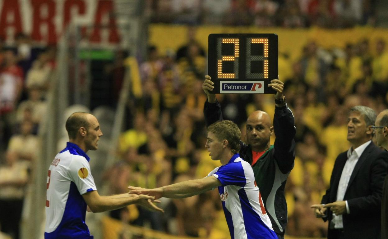 Iker Muniain, que sustituyó a Toquero, se dispone a debutar con el Athletic en 2009 en el campo del Young Boys.